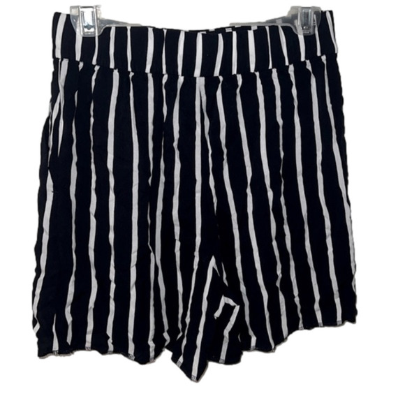 H&M black and white striped flowy shorts - Picture 3 of 4